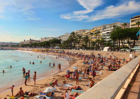 Téléchargez les photos : CANNES, FRANCE - 5 JUILLET 2019 : La plage de Cannes. Cannes situé sur la Côte d'Azur. La ville est célèbre pour son Festival du Film. - en image libre de droit
