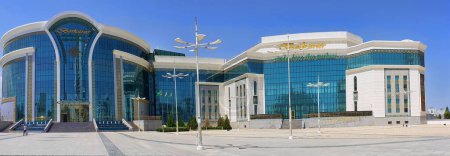 Téléchargez les photos : Achgabat, Turkménistan - 31 juillet 2022. Centre commercial "Berkarar". Achgabat capitale du Turkménistan. - en image libre de droit