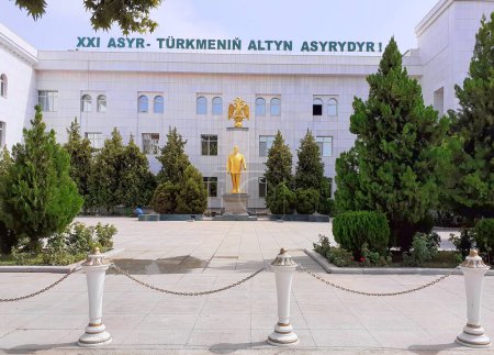 Téléchargez les photos : Achgabat, Turkménistan - 26 juillet 2022 : Monument au premier président du Turkménistan - Saparmurat Niyazov. Il y a une inscription sur le bâtiment : 21ème siècle - Âge d'Or des Turkmènes. - en image libre de droit