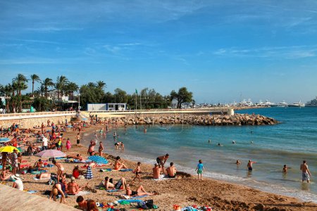 Téléchargez les photos : CANNES, FRANCE - 5 JUILLET 2019 : La plage de Cannes. Cannes situé sur la Côte d'Azur. La ville est célèbre pour son Festival du Film. - en image libre de droit