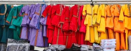 Téléchargez les photos : Achgabat, marché du Turkménistan. Robes nationales turkmènes avec broderie pour filles - en image libre de droit