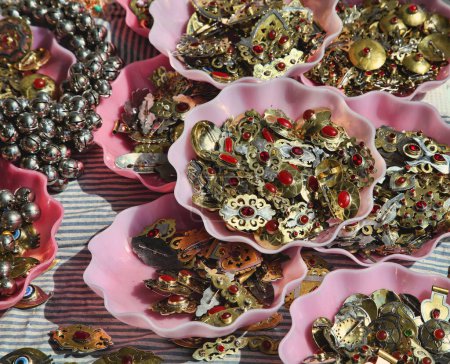 Téléchargez les photos : Bijoux nationaux pour femmes en argent et étain avec des pierres semi-précieuses. Turkménistan. Marché Ashkhabad. - en image libre de droit