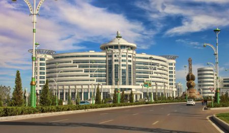 Téléchargez les photos : Achgabat, Turkménistan - 20 octobre 2023 : Une partie du complexe sportif. Hôtel "Sport" - en image libre de droit