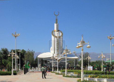 Téléchargez les photos : Achgabat, Turkménistan - 20 mai 2023 : Performance d'une fanfare militaire dans le contexte du monument d'Achgabat. - en image libre de droit