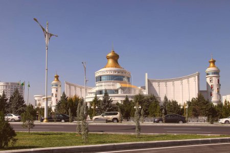 Téléchargez les photos : Achgabat, Turkménistan - 20 octobre 2023 : Achgabat, Turkménistan. Théâtre de spectacles de marionnettes. - en image libre de droit