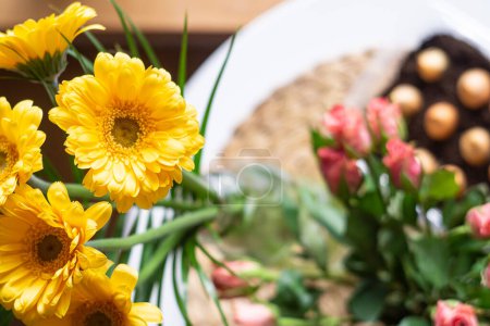 Foto de Gerberas florecientes amarillas en primavera como regalo en el día internacional de la mujer - Imagen libre de derechos