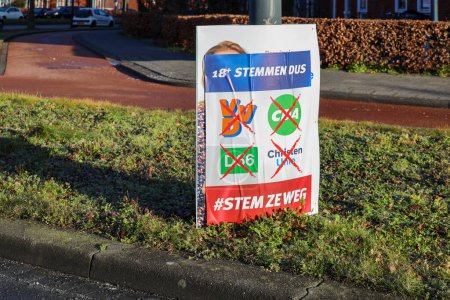 Téléchargez les photos : Pays-Bas, mars 2023 - Conseil avec des affiches électorales pour les élections provinciales et des commissions des eaux aux Pays-Bas endommagées par des agriculteurs en colère - en image libre de droit