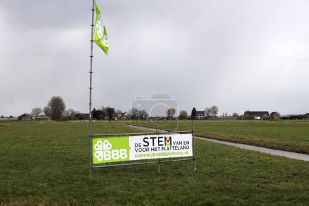 Téléchargez les photos : Pays-Bas, mars 2023 - Conseil avec affiches électorales pour les élections provinciales et des conseils des eaux aux Pays-Bas pour le parti BBB. Le BBB (BoerBurgerBeweging) vient d'agriculteurs en colère aux Pays-Bas - en image libre de droit