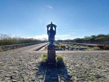 Téléchargez les photos : Urne en bronze avec cendres de résistants et du camp Vught sur les Eerebegraafplaats Bloemendaal dans les dunes de Kennemer, sur le Zeeweg à Overveen aux Pays-Bas - en image libre de droit