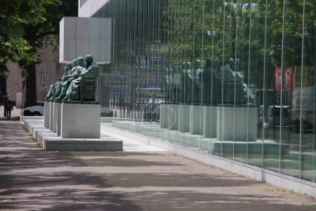 Foto de Estatuas de abogados frente al edificio de la Corte Suprema de La Haya con Huber, Bijnkershoek, de Groot, Melchior Kemper, van Leeuwen y Voet aan het Korte Voorhout en los Países Bajos - Imagen libre de derechos