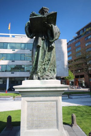 Téléchargez les photos : Statue de Desiderius Erasmus à Rotterdam sur grotekerkplein dans le centre-ville aux Pays-Bas - en image libre de droit