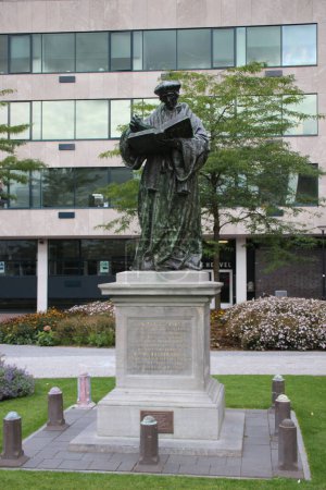 Téléchargez les photos : Statue de Desiderius Erasmus à Rotterdam sur grotekerkplein dans le centre-ville aux Pays-Bas - en image libre de droit
