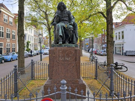 Foto de Estatua del filósofo Baruch Spinoza en el Paviljoensgracht de La Haya, Países Bajos - Imagen libre de derechos