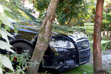 Foto de Chocó coche en el jardín después de incidente de coche en Moordrecht en los Países Bajos - Imagen libre de derechos