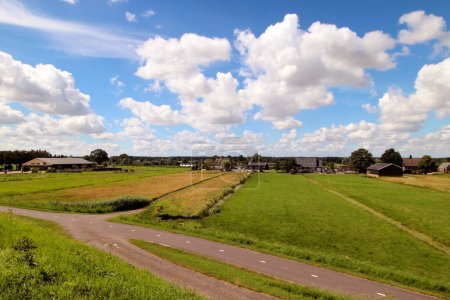 Foto de Prados de Kortenoord y Zuidplaspolder vistos desde dique a lo largo de Hollandsche IJssel entre Moordrecht en Nieuwerkerk - Imagen libre de derechos