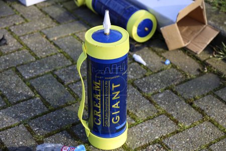 Téléchargez les photos : Bouteille d'oxyde nitreux ou de gaz hilarant pour usage récréatif de drogue laissée dans la rue avec des ballons à Niewerkerk aan den IJssel - en image libre de droit