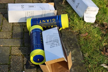 Foto de Óxido nitroso o cilindro de gas de la risa para el uso recreativo de drogas dejado en la calle con globos en Niewerkerk aan den IJssel - Imagen libre de derechos