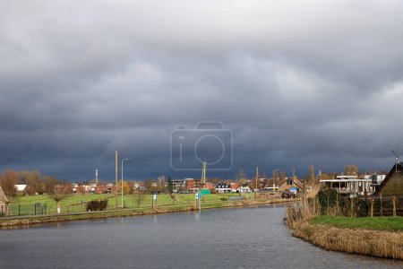 Foto de Anillo Canal del Zuidplaspolder con nubes oscuras sobre él en Moordrecht en los Países Bajos - Imagen libre de derechos