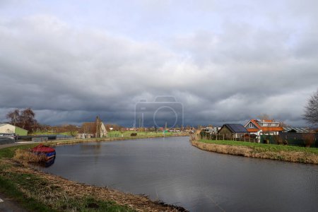 Foto de Anillo Canal del Zuidplaspolder con nubes oscuras sobre él en Moordrecht en los Países Bajos - Imagen libre de derechos