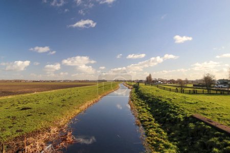 Téléchargez les photos : Canal d'arrosage dans le polder Wilde Veenen entre Waddinxveen et Moerkapelle à Donderdam aux Pays-Bas - en image libre de droit