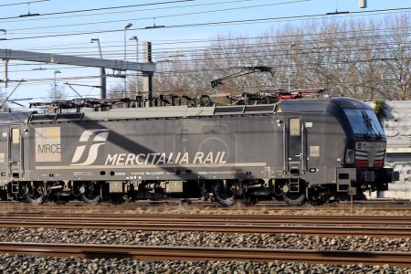 Téléchargez les photos : Locomotive Siemens Vectron de Mercitalia transport de marchandises sur la voie ferrée de Barendrecht aux Pays-Bas - en image libre de droit