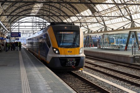 Téléchargez les photos : Le train local de banlieue SNG de NS arrive à la gare Zwolle aux Pays-Bas - en image libre de droit