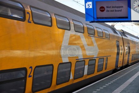Téléchargez les photos : Train VIRM Intercity Doubledek rénové le long du quai de la gare zwolle aux Pays-Bas - en image libre de droit