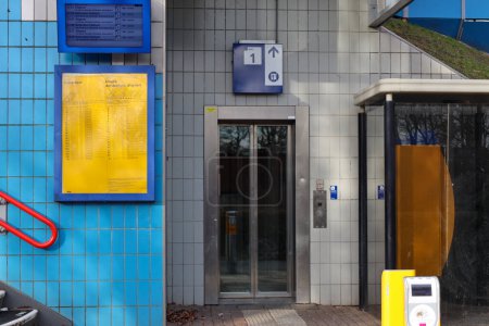 Téléchargez les photos : Gare Nieuwerkerk aan den IJssel avec viaduc en béton sur canal annulaire Zuidplaspolder aux Pays-Bas - en image libre de droit