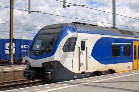 Téléchargez les photos : Train de banlieue Flirt de NS appelé Sprinters à la gare Lage Zwaluwe aux Pays-Bas - en image libre de droit