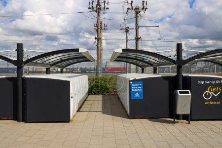 Foto de Taquillas de almacenamiento para bicicletas en la estación de tren Lage Zwaluwe en los Países Bajos - Imagen libre de derechos