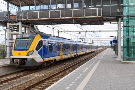 Foto de Tren de cercanías SNG construido por CAF en la vía de Lage Zwaluwe con destino a NS en los Países Bajos - Imagen libre de derechos