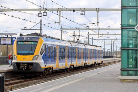 Foto de Tren de cercanías SNG construido por CAF en la vía de Lage Zwaluwe con destino a NS en los Países Bajos - Imagen libre de derechos
