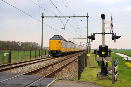 Téléchargez les photos : Train interurbain ICM Koploper sur la voie entre Gouda et Rotterdam aux Pays-Bas - en image libre de droit