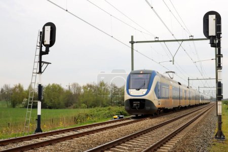 Téléchargez les photos : Train de banlieue local SLT sur la voie entre Gouda et Rotterdam aux Pays-Bas - en image libre de droit