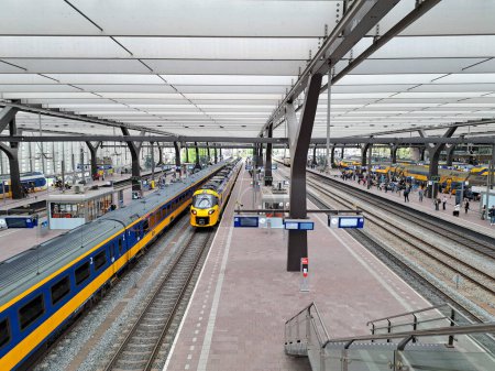 Téléchargez les photos : Nouveau train interurbain ICNG en provenance de la Nouvelle-Écosse qui effectue actuellement des essais avec des passagers entre Amsterdam et Rotterdam sur la ligne à grande vitesse aux Pays-Bas - en image libre de droit
