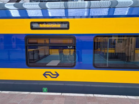 Téléchargez les photos : Nouveau train interurbain ICNG en provenance de la Nouvelle-Écosse qui effectue actuellement des essais avec des passagers entre Amsterdam et Rotterdam sur la ligne à grande vitesse aux Pays-Bas - en image libre de droit