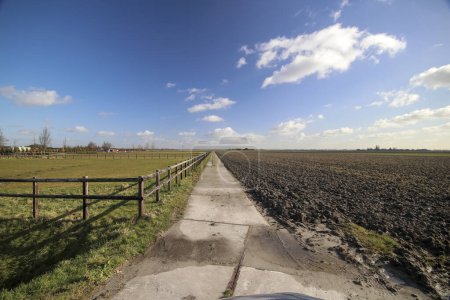 Foto de Carretera de campo en tierras agrícolas en Jonge Veenen Polder en Moerkapelle en los Países Bajos - Imagen libre de derechos
