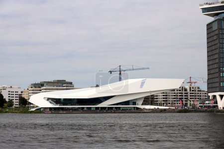 Foto de EYE Film Instituut (instalación cinematográfica) Amsterdam en el agua IJ en los Países Bajos - Imagen libre de derechos