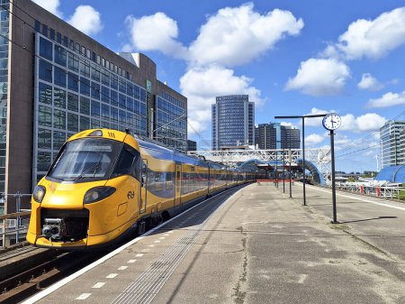Téléchargez les photos : ICNG intercity direct par NS sur piste à Amsterdam Sloterdijk aux Pays-Bas - en image libre de droit
