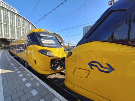 Foto de ICNG trenes conectados en la plataforma en la estación central de Amsterdam como nuevos trenes para NS - Imagen libre de derechos