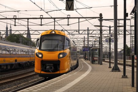 Téléchargez les photos : ICNG train interurbain aux Pays-Bas comme nouveau train construit par Alstom sur la plate-forme Coradia Stream - en image libre de droit