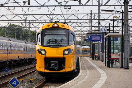 Téléchargez les photos : ICNG train interurbain aux Pays-Bas comme nouveau train construit par Alstom sur la plate-forme Coradia Stream - en image libre de droit