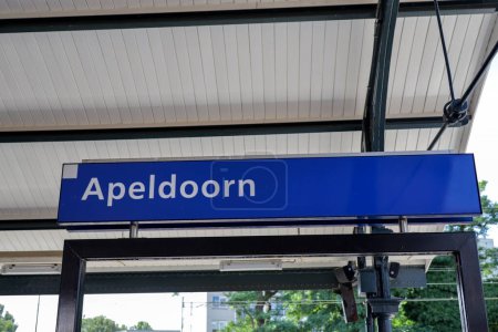 Téléchargez les photos : Nom Apeldoorn à la gare aux Pays-Bas - en image libre de droit