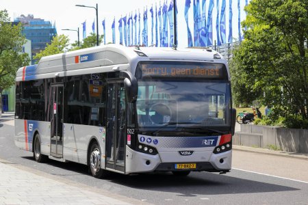 Téléchargez les photos : Autobus RET en attente de passagers à la gare centrale de Rotterdam aux Pays-Bas - en image libre de droit