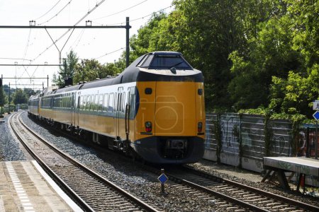 Téléchargez les photos : ICM Koploper train interurbain de NS circulant le long de Nieuwerkerk aan den IJssel aux Pays-Bas - en image libre de droit