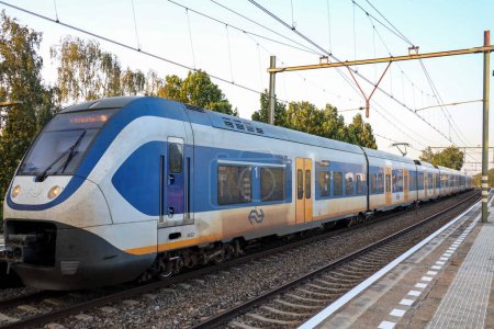 Téléchargez les photos : Train SLT Sprinter NS pour passagers locaux à la gare Nieuwerkerk aan den IJssel aux Pays-Bas - en image libre de droit