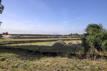 Foto de Pastos con fincas y carreteras en el futuro Quinta Aldea del Zuidplaspolder del municipio de Zuidplas en los Países Bajos - Imagen libre de derechos