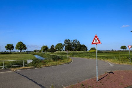 Foto de Pastos con fincas y carreteras en el futuro Quinta Aldea del Zuidplaspolder del municipio de Zuidplas en los Países Bajos - Imagen libre de derechos