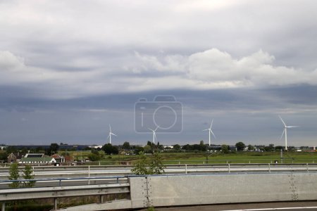 Foto de Molinos de viento en los prados en el Zuidplaspolder donde nuevo pueblo será buid - Imagen libre de derechos