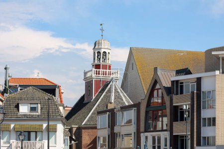 Téléchargez les photos : Eglise rouge sur le centre côtier de Noordwijk aux Pays-Bas - en image libre de droit